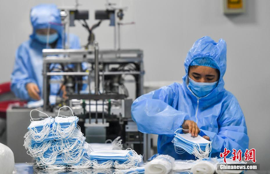 千家企業(yè)開足馬力 新疆火線滿負荷生產(chǎn)醫(yī)用口罩與隔離服